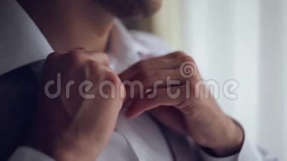 男士将衬衫上的纽扣捏紧并将钮扣固定在窗户上并将其关闭动作缓慢便于拍照视频的预览图