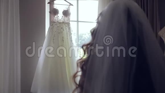 新娘走近她的婚纱慢动作视频的预览图