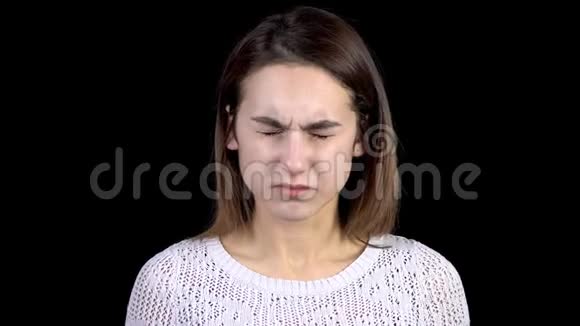 这个年轻女子脸上流露出悲伤的情绪女人哭着用手捂住脸视频的预览图
