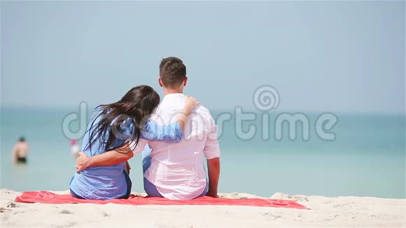 暑假期间一家两口在白海滩上视频的预览图