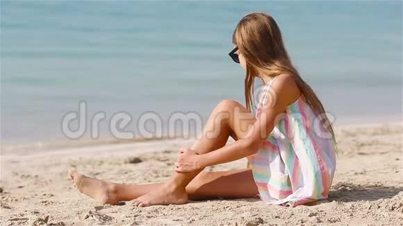 快乐的女孩在海滩上享受暑假视频的预览图