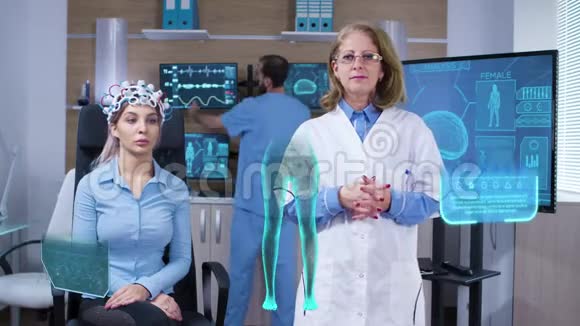 神经学的科学家或医生在看增强虚拟现实的3D脑部扫描视频的预览图