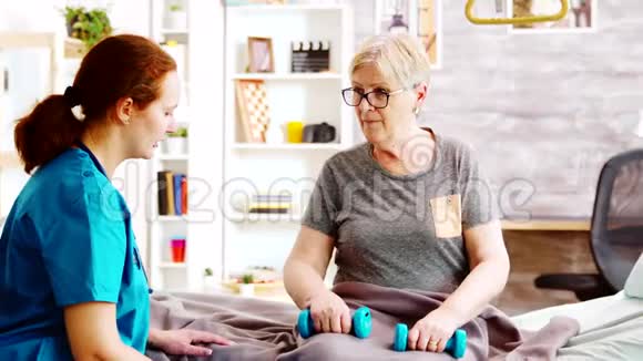 一名女护士帮一名老年妇女恢复肌肉视频的预览图
