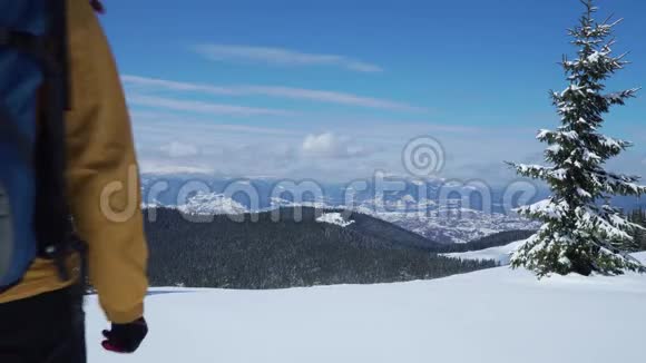 男子背包客游客行走雪景视频的预览图