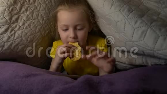 带着电话的熟睡的小女孩视频的预览图