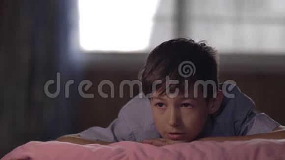 男孩躺在家里的床上做梦视频的预览图