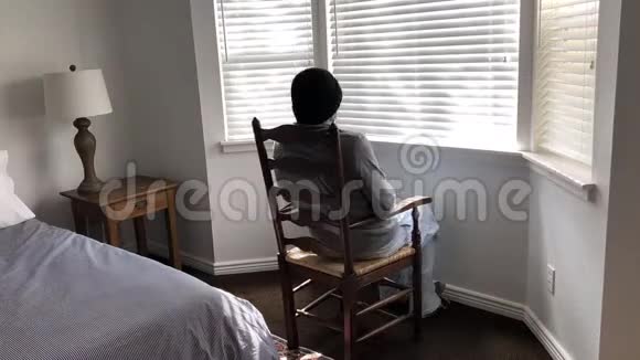 无聊的男人坐在家里分离冠状病毒视频的预览图