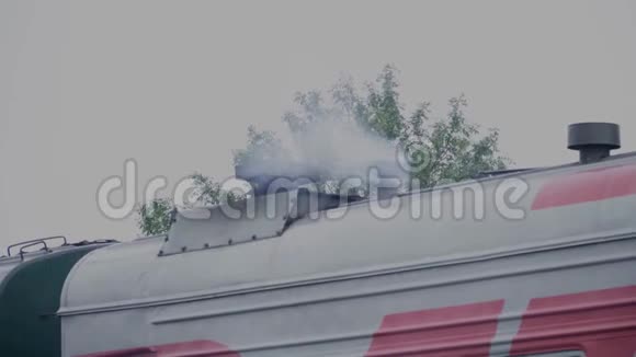 火车的烟囱里冒出了烟视频的预览图