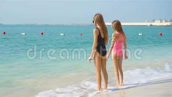孩子们在热带海滩玩得很开心视频的预览图