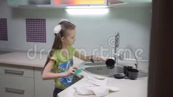 小帮手喝完茶在厨房里洗杯子视频的预览图