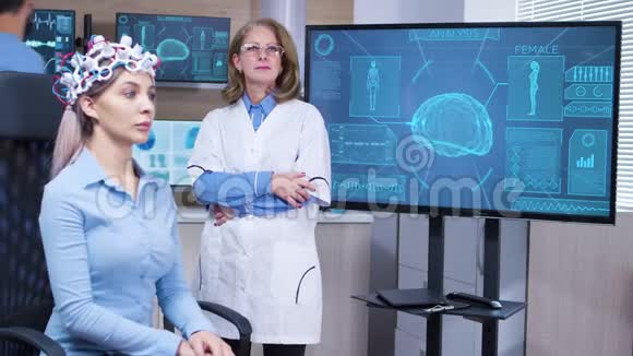 专注的女性神经科学家做手势视频的预览图