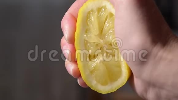 从半个柠檬榨出柠檬汁视频的预览图