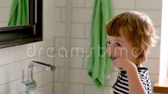幼儿小男孩正在刷牙视频的预览图