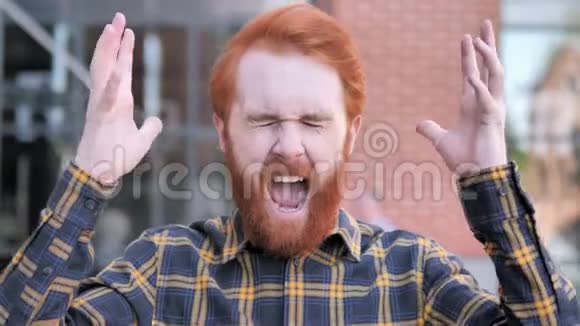 愤怒的红发胡子年轻人在户外尖叫视频的预览图