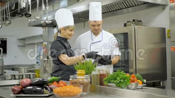 餐厅厨师在厨房做验证与商业厨房主厨互动视频的预览图
