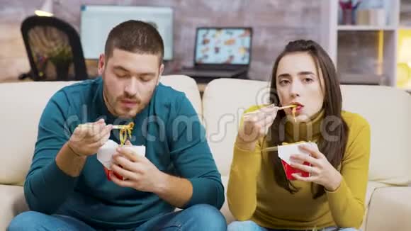 大胡子男和女朋友用筷子吃面条视频的预览图