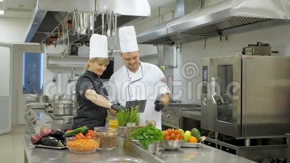 餐厅厨师在厨房做验证与商业厨房主厨互动视频的预览图