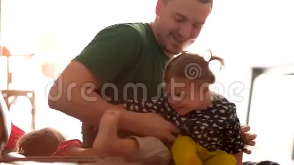 快乐爸爸在家和小女儿玩视频的预览图