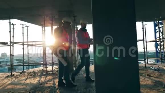 两个人在工地上的一栋楼里散步视频的预览图