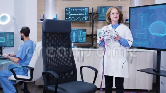现代神经内科诊所的女性脑分析患者视频的预览图