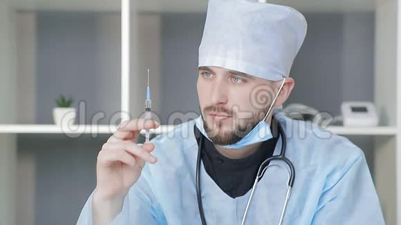 医生正在准备注射医生手里拿着注射器按动阀门释放空气视频的预览图