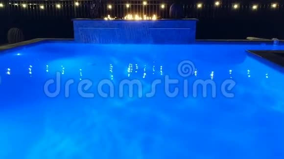 有蓝色灯光瀑布火焰和灯光的游泳池视频的预览图