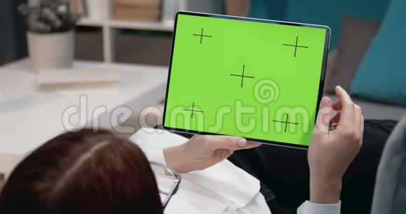 妇女滚动数字平板电脑空屏的后视图视频的预览图