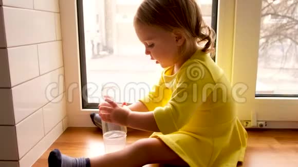 冷静的小女孩家里有一瓶水视频的预览图