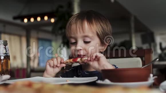把吃披萨的可爱小男孩关起来中性颜色用于拼贴校正视频的预览图