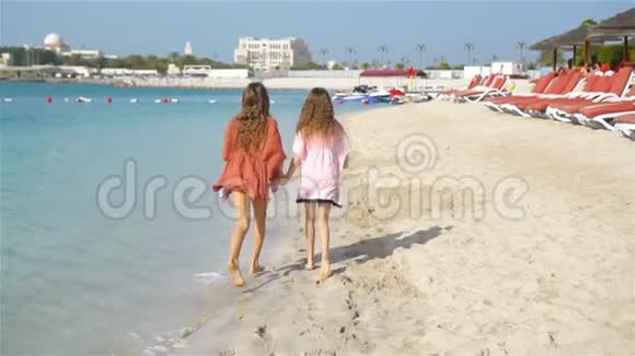 小快乐有趣的女孩在热带海滩玩得很开心视频的预览图