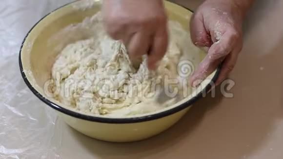 揉面团用你的手揉面团用手在碗里揉面团视频的预览图