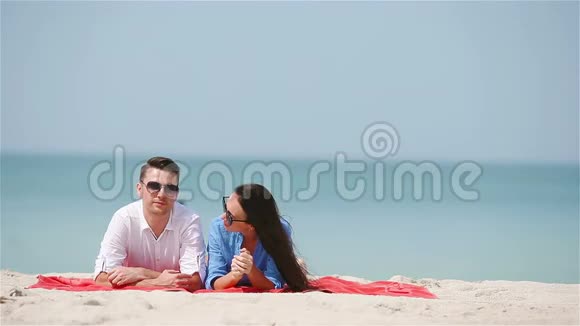 暑假期间一家两口在白海滩上视频的预览图