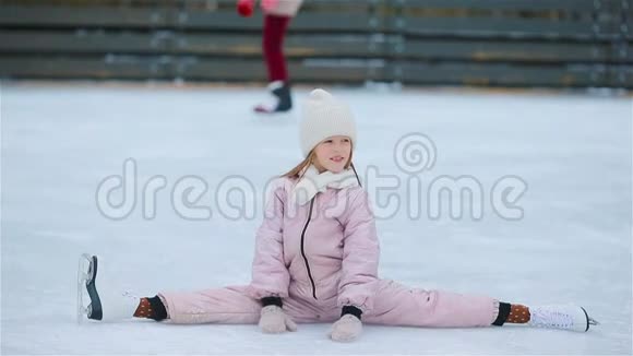 秋后溜冰鞋坐在冰上的小可爱女孩视频的预览图