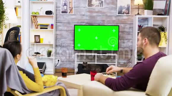 夫妇在家看电视的背面绿色屏幕视频的预览图