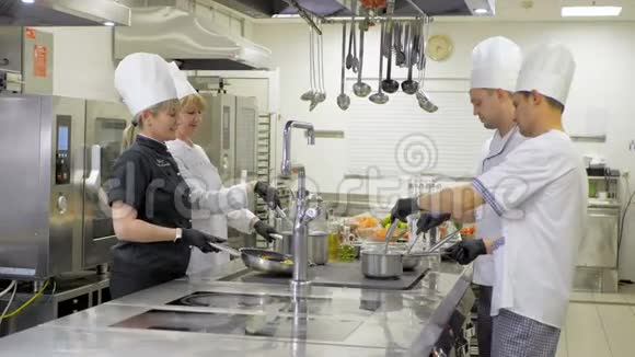厨师在餐厅或酒店的专业厨房用电炉做饭视频的预览图