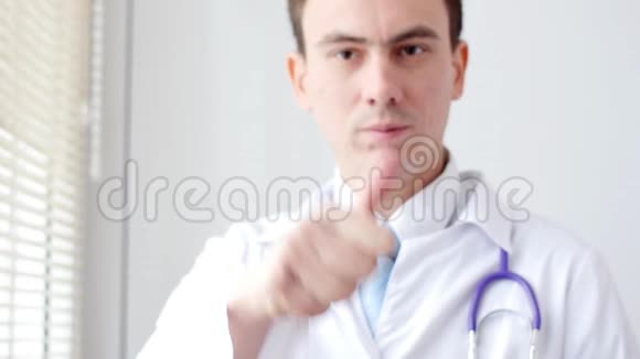 微笑的年轻自信的医生竖起大拇指视频的预览图