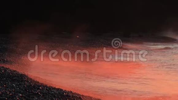 一个雾蒙蒙的早晨海面上出现了赤红的黎明视频的预览图