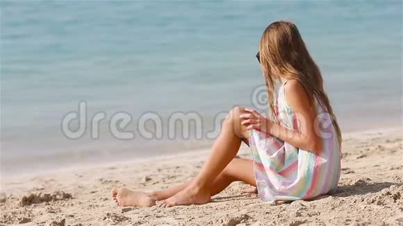 快乐的女孩在海滩上享受暑假视频的预览图