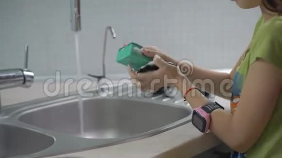 小女孩晚饭后在水槽杯里洗澡视频的预览图