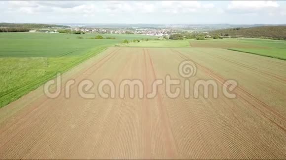 从空中俯瞰玉米地视频的预览图