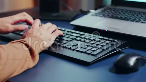 关闭工程师手在键盘上打字视频的预览图