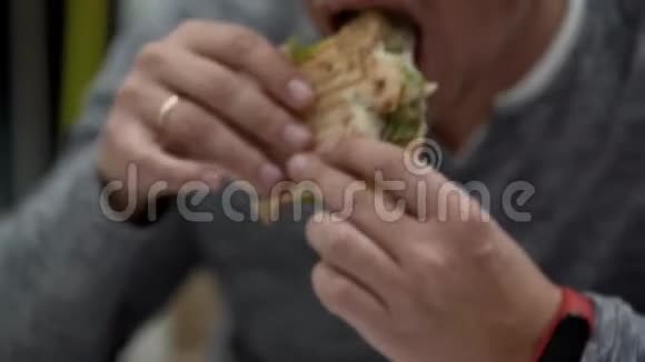 男人吃三明治鸡肉和蛋黄酱视频的预览图