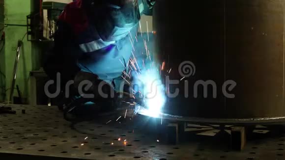 金属工人在工厂焊接视频的预览图