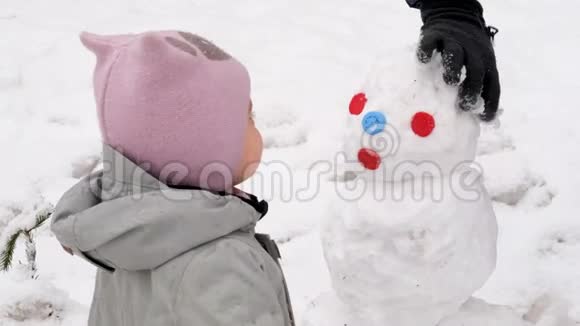 冬天街上有雪人的婴儿视频的预览图