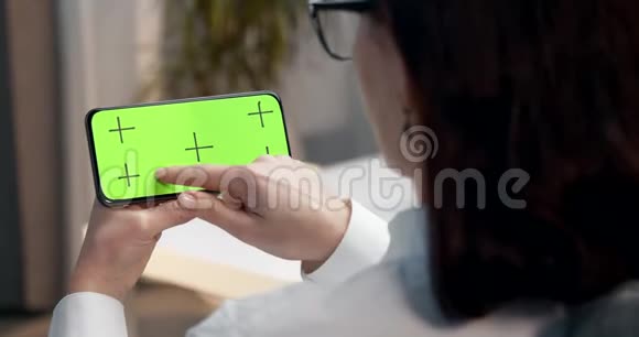 女孩触摸智能手机空白屏幕后的画面视频的预览图