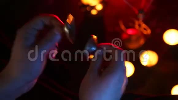 男性手在黑暗的背景上弹奏卡塔拉蜡烛和香视频的预览图