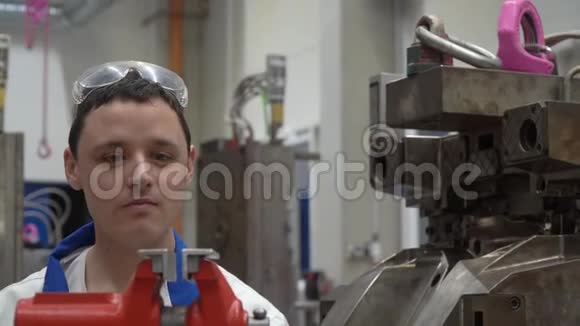 工厂里修理机器的年轻技师男人用虎钳在工厂工作视频的预览图