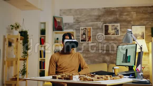 年轻建筑师使用虚拟现实护目镜视频的预览图