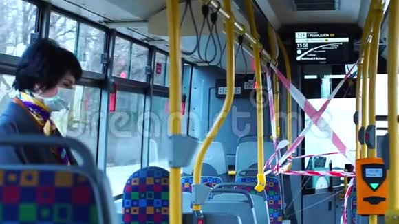 通勤巴士女乘客戴口罩社交距离作为预防方式视频的预览图