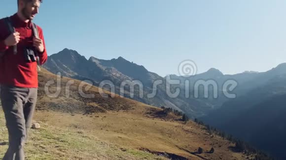 人类旅行徒步旅行者享受大自然同时用望远镜在山上看风景视频的预览图
